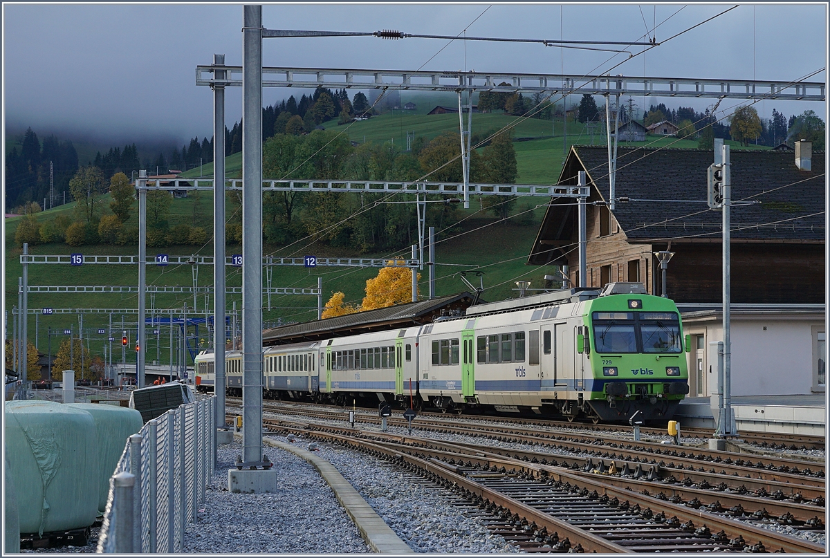 Kein Meisterwerk, da das Motiv etwas versteckt ist: die letzten beiden BLS EW II im Planeinsatz im  GoldenPass  RE in Zweisimmen. 

22. Nov. 2019