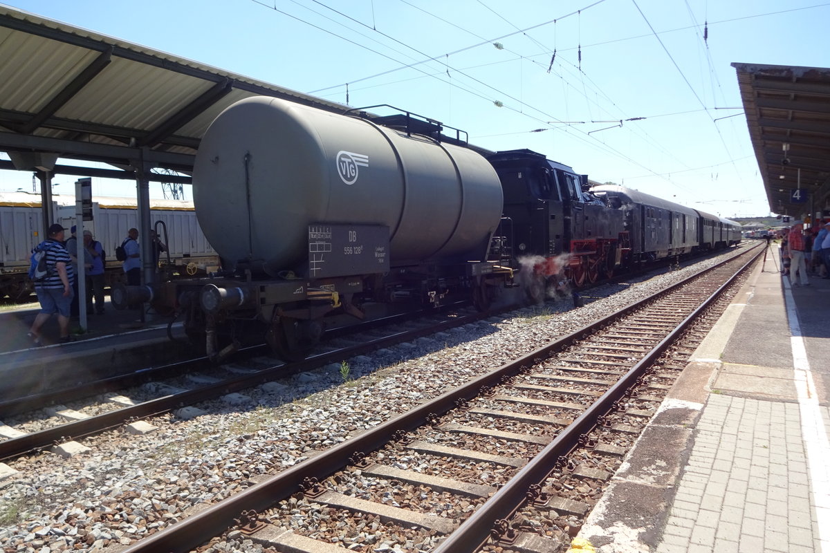  Kessel vorn  wird am 2 Juni 2019 von 64 419 in N�rdlingen von eine neue Meinung geschenkt: ein Wasserwagen wird von 64 419 vom Bahnhof ins Museum gezogen. 