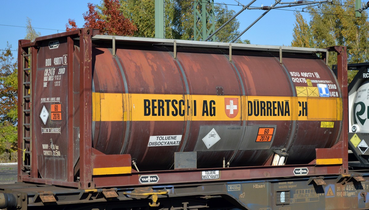 Kesselcontainer der schweizer BERTSCHI AG (UN-Nr.: 60/2078 = Tuluol-2,4-diisocyanat)am 10.10.15 Bhf. Flughafen Berlin-Schönefeld.