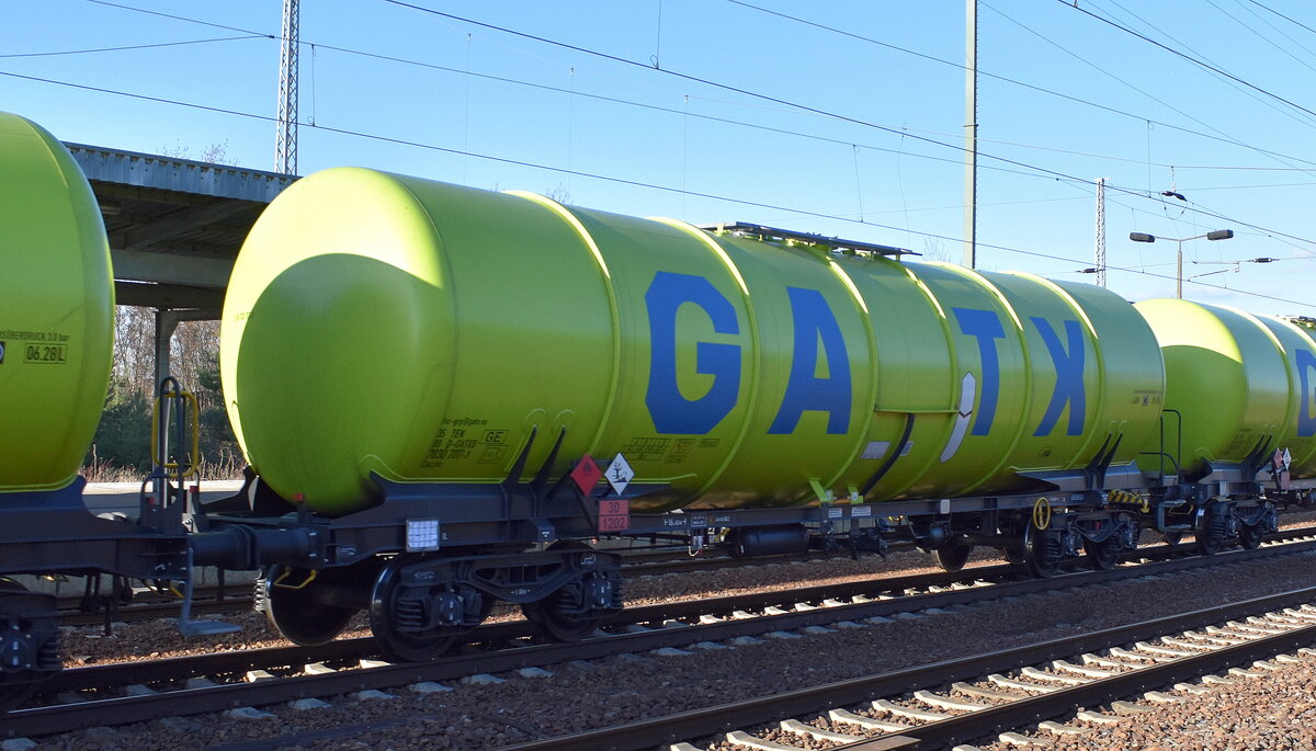 Kesselwagen vom Einsteller GATX Rail Germany GmbH mit der Nr. 35 TEN GE 80 D-GATXD 7830 707-3 Zacns, lt. UN-Nr.: 20/1202 mit Dieselkraftstoff befüllt in einem Ganzzug am 17.03.26 Höhe Bahnhof Schönefeld bei Berlin.
