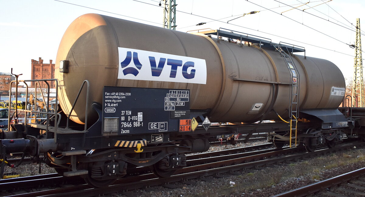 Kesselwagen vom Einsteller VTG mit der Nr. 37 TEN GE 80 D-VTG 7846 968-1 Zacns lt. UN-Nr.: 58/2014 mit Wasserstoffperoxid befüllt in einem gemischten Güterzug am 03.03.26 Höhe Bahnhof Magdeburg-Neustadt.