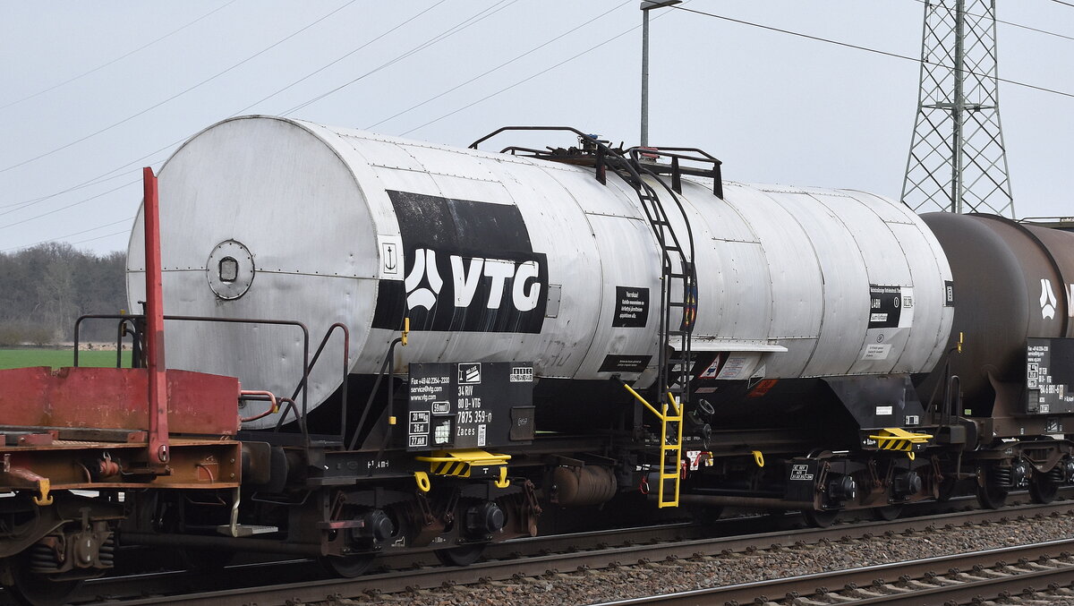 Kesselwagen vom Einsteller VTG mit der Nr. 34 RIV 80 D-VTG 7835 359-0 Zaces, lt. UN-Nr.: 80/2790 für das Ladegut Essigsäure in einem gemischten Güterzug am 24.03.26 Höhe Bahnhof Rodleben.