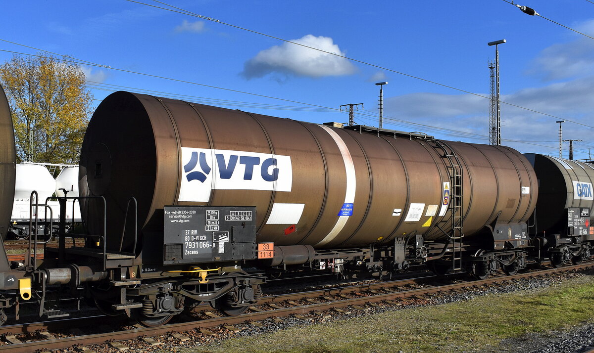 Kesselwagen vom Einsteller VTG Schweiz GmbH mit der Nr. 37 RIV 80 D-VTGCH 7931 066-0 Zacens, lt. UN-Nr.: 33/1114 für die Befüllung mit Benzol in einem Ganzzug am 29.10.25 Höhe Bahnhof Frankfurt/Oder. Kesselwagen vom Einsteller VTG Schweiz GmbH mit der Nr. 37 RIV 80 D-VTGCH 7931 066-0 Zacens, lt. UN-Nr.: 33/1114 für die Befüllung mit Benzol in einem Ganzzug am 29.10.25 Höhe Bahnhof Frankfurt/Oder.