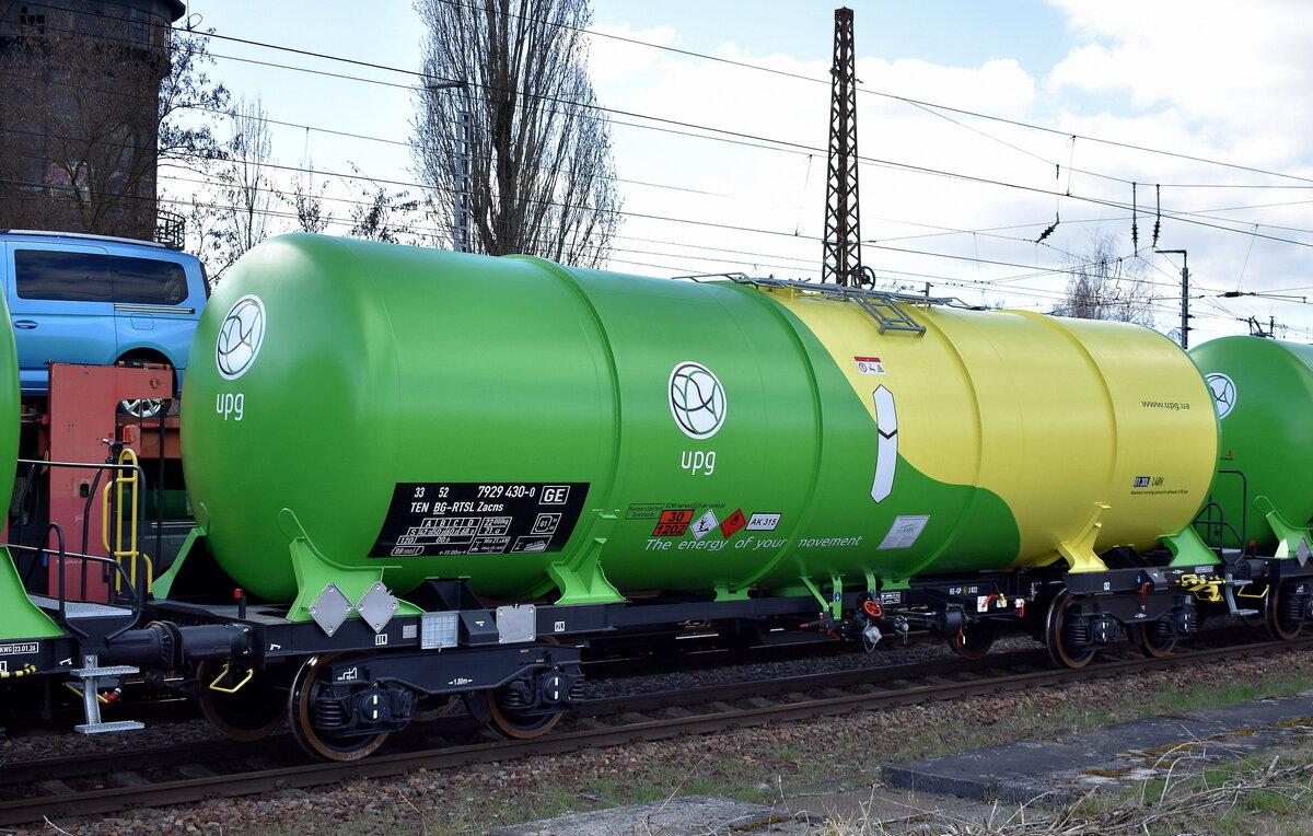 Kesselwagen vom polnischen Einsteller Railtrans Logistics Sp. z o.o. mit bulgarischer Registrierung mit der Nr. 33 TEN GE 52 BG-RTSL 7929 430-0 Zacns, Firmenlogo der UPG-Tankstellenkette, lt. UN-Nr.: 30/1202 für Dieselkraftstoff in einem Ganzzug bei der Überführung zur Oderbrücke Richtung Polen am 01.04.26 Höhe Bahnhof Frankfurt/Oder.