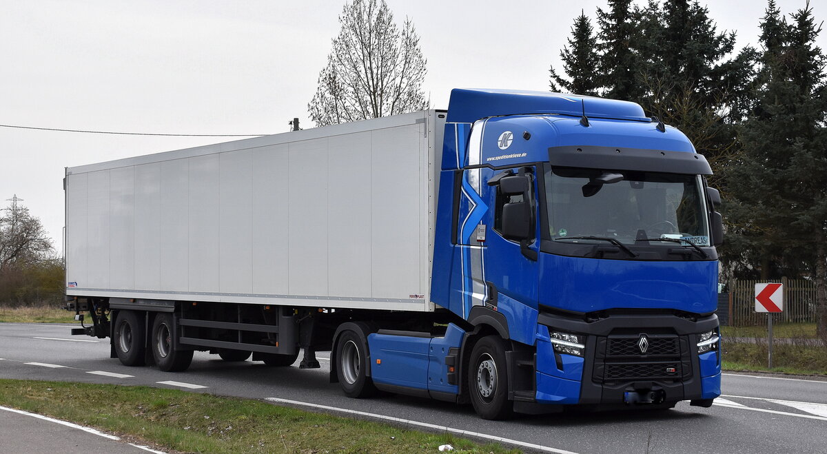 KKK-Spedition Kliese GmbH mit einem Sattelzug mit sehr neuer Renault Zugmaschine am 24.03.26 Bahnübergang Rodleben.