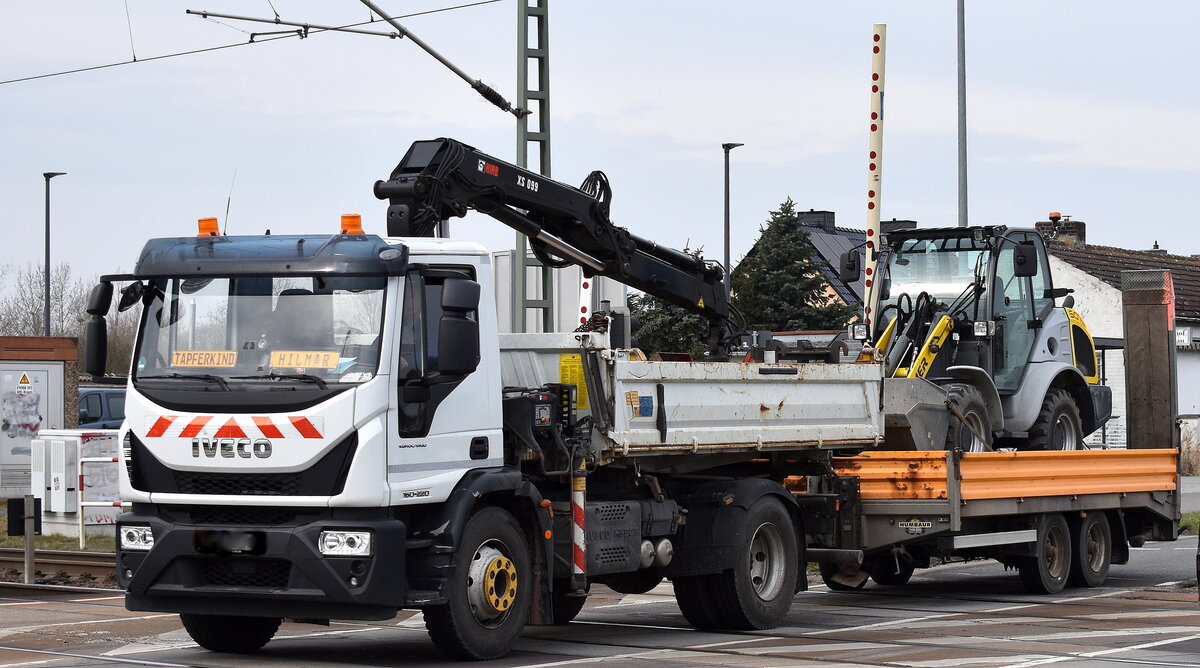 Kleiner IVECO EUROCARGO 160-220 Baukipper (Selbstlader) mit Hänger mit KRAMER Radlader 5075 darauf am 24.03.26 Bahnübergang Rodleben. 