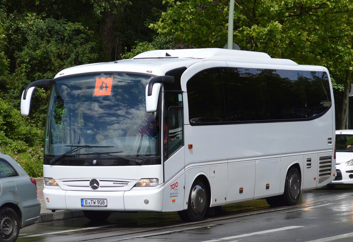 Kleiner MB TOURINO Reisebus im Schuldiensteinsatz der Fa. TOJO Fahrdienst aus Berlin am 13.06.14 Berlin-Pankow.
