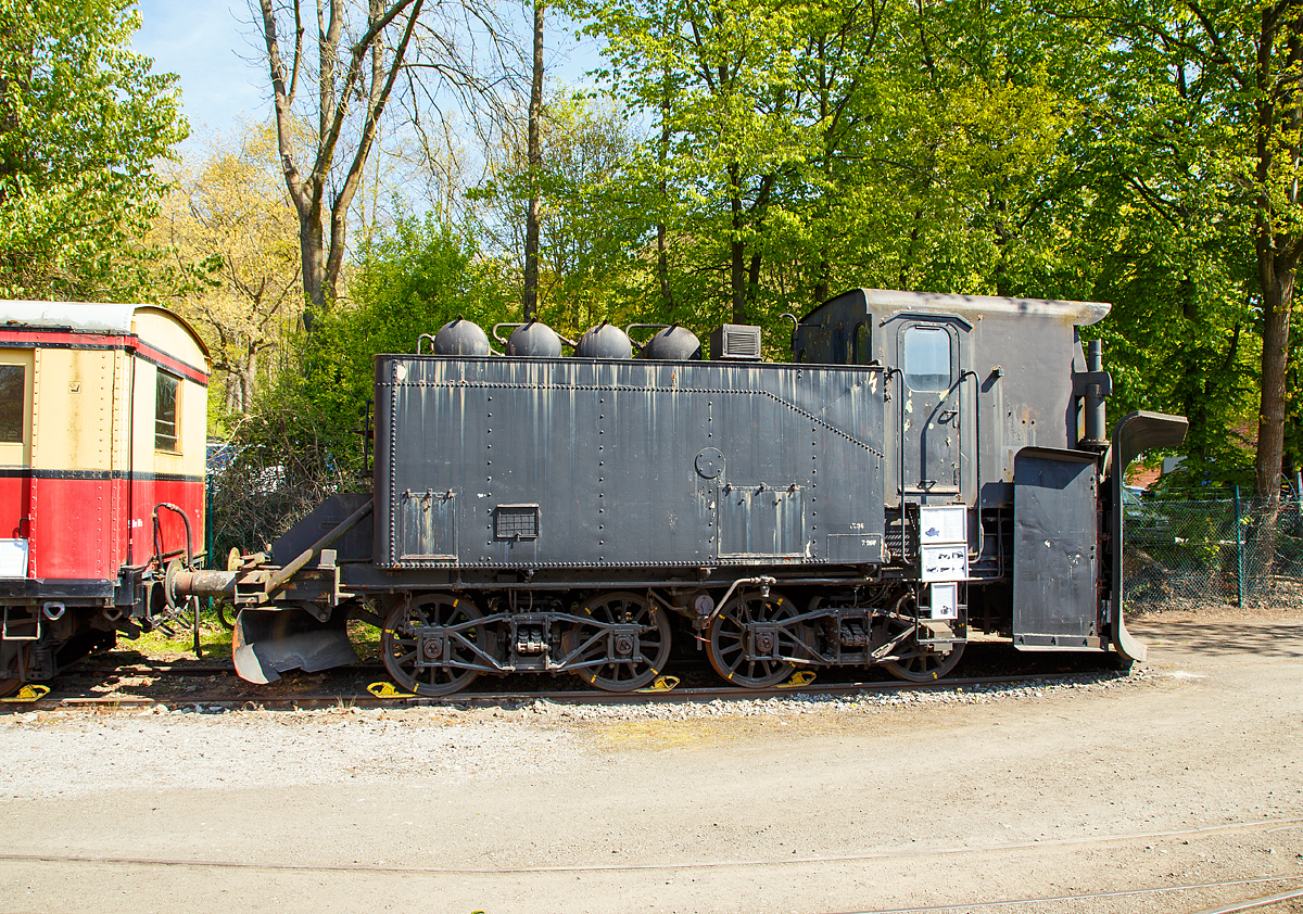 
Klima-Schneepflug 844, Kassel 6463, ex 80 80 973 5 030-6, am 30.04.2017 im Eisenbahnmuseum Bochum-Dahlhausen.

Massive Schneefälle brachten den Eisenbahnbetrieb von jeher in Schwierigkeiten. Wo früher noch mit der Schaufel der Schnee von der Strecke geholt werden musste, kamen später fahrbare Schneepflüge zum Einsatz. Bei dem stetig wachsenden Streckennetz war es mit der Handarbeit nicht mehr zu schaffen, die Gleise in kurzer Zeit vom Schnee zu befreien.

Der hier im Eisenbahnmuseum Bochum-Dahlhausen ausgestellte Schneepflug arbeitet nach dem vom dem österreichischen Baurat Dipl.-Ing. Rudolf Klima erfundenen System. Es verwundert nicht, dass die ersten aufwändigeren Räumgeräte in diesem vom Schnee gesegneten
AIpenstaat entwickelt wurden. Rudolf Klima entwarf    demontierbare Pﬂugscharen, die nur den Winter über an einem Trägerfahrzeug angebaut waren. Üblicherweise wurden dafür kalte Dampflokomotiven verwendet, da diese das nötige Gewicht hatten. Das ,,System K|ima“ wurde auch von der Deutschen Reichsbahn (DRG) Übernommen und weiterentwickelt. Ähnlich wie in Osterreich wurden eine Bedienungskabine und Pﬂugscharen auf Fahrwerken von ausgemusterten Dampf- oder Elektrolokomotiven oder Dampfloktendern aufgebaut. Mit der Kabine war nun ein geschlossener und beheizbarer Arbeitsplatz geschaffen worden. Ein kleiner Dieselmotor mit Kompressor erzeugt die nötige Druckluft, beheizt wurde die Kabine mit einer Ölheizung.

Der Schneepflug wird beim Schneeräumen von einer Lokomotive geschoben. Diese „Schiebende Schneeräumtechnik“ drückt den Schnee unter Ausnutzung der Keilwirkung aus dem Gleis. Die in Bodenschaufelnauslaufenden Pﬂugscharen sind mittels Druckluft schwenkbar und können auf ein- oder zweiseitige Räumwirkung umgestellt werden (für ein- oder zweigleisige Strecken). Die zusätzlichen Seitenräumﬂügel können je nach gewünschtem Profil in der Höhe und im Winkel bewegt werden.

Der hier ausgestellte Schneepflug Kassel 6463 wurde bei Bahnbetriebswerk (Bw) Bebra in Dienst gestellt und während seiner Einsatzzeit vom Ausbesserungswerk (Aw) Limburg betreut. Für das Eisenbahnmuseum Bochum-Dahlhausen konnte der Schneepflug vom Betriebshof Hagen der DB AG übernommen werden.

TECHNIISCHE DATEN:
Bauart : Henschel-Klima-Schneepﬂug844
aufgebaut auf einem preußischen Dampflok-Tender 2'2'T 21,5
Umbaujahr : 1965
Umbau zum Schneepflug : Henschel & Sohn, Kassel
Länge über Puffer : 10.200 mm
Eigengewicht : 35,7 t
Höchstgeschwindigkeit : 100 km/h
Schneeräumgeschwindigkeit : 50 km/h
Gebaute Stückzahl : 25
