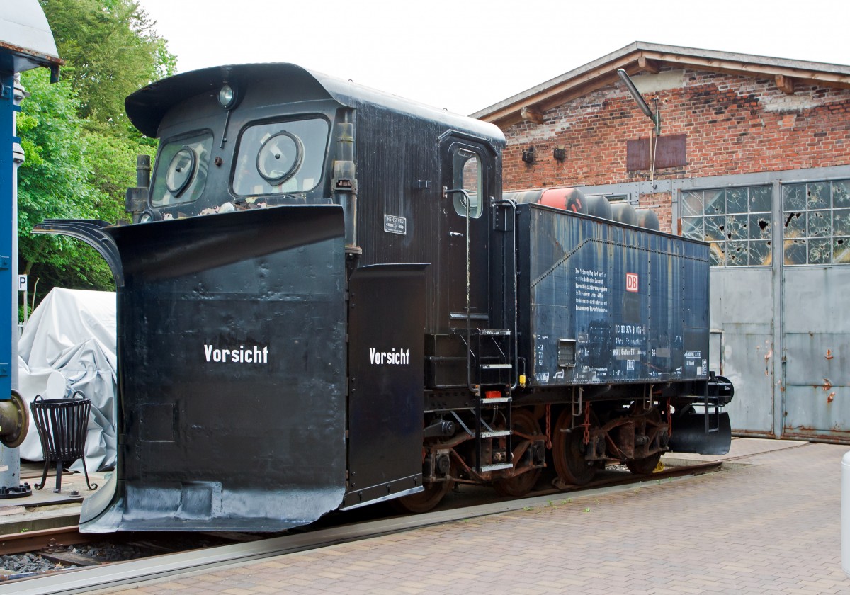 KLIMA-Schneepflug Bauart 845 ehemals der DB 80 80 9743 016-5, am 18.05.2014 ausgestellt beim Erlebnisbahnhof Westerwald der Westerw�lder Eisenbahnfreunde 44 508 e. V. hier war Museumstag. 

Der Schneepflug wurde 1965 bei Henschel  in Kassel unter der Fabriknummer 30010270/11 gebaut. Die letzte Stationierung war: Heimatbahnhof Limburg/Lahn; AW Hassel; BD Frankfurt a.M., davor Heimatbahnhof Schongau; BW Kempten/Allg.; BD M�nchen, seit 2004 ist er nun in Westerburg zusehen. 

Der Namen KLIMA steht nicht kaltes Klima bzw. Winterwetter, sondern bezieht sich auf seinen Erfinder und Konstrukteur dieser Art von Schneepfl�gen, es war der �sterreicher Rudolf KLIMA, der bereits 1925 Schneepfl�ge f�r die Eisenbahn �sterreichs konstruierte.
Die DRG beschaffte 1929 die ersten KLIMA-Schneepfl�ge. 1931 erwarb die Firma HENSCHEL in Kassel die Nachbaurechte, fortan wurden die Pfl�ge unter der Bezeichnung HENSCHEL ဓ KLIMA - Schneepfl�ge gebaut. Das Kasseler Werk verlie�en ca. 250 St�ck in verschiedenen Bauarten, wovon etwa 100 in den Bestand der Deutschen Bundesbahn kamen. Bis 1965 wurden KLIMA-Schneepfl�ge beschafft.
Der Westerburger Pflug wurde ja 1965 gebaut und geh�rt damit zu den letzten seiner Bauart.


Diese Schneepfl�ge sind umgebaute Schlepptender bzw. wurden in Schlepptenderbauweise gebaut, zur Gewichterh�hung haben sie zus�tzliche Betongewichte. Der Klima-Schneepflug wurde geschoben, das Personal befand sich in einer geschlossenen gesch�tzten Arbeitskabine. Sowohl nach rechts als auch nach links waren Auswurfweiten des Schnees von mehr als 10 Metern m�glich. Es konnte eine R�umbreite von 4,80 Metern erzielt werden und die Schneer�umung wurde 8 cm �ber dem Gleisbett und 8 cm �ber der Schienenoberkante erm�glicht. Eine Wechselsprechanlage zwischen Lokf�hrer und Schneepflugmannschaft bot ab der zweiten Generation der Klima-Schneepfl�ge eine Verst�ndigungsm�glichkeit und in der Arbeitskabine des Klima-Schneepflugs konnte vom Bedienerstand aus eine Bremsung eingeleitet werden.

Die in der Mitte geteilten R�umschilde konnten durch Druckluft mit Dr�cken bis 8 bar seitlich und in der H�he verstellt werden. Die Pflugschare standen senkrecht in ihrer Grundstellung keilf�rmig zur zweiseitigen R�umung. Mit den beweglichen R�umschilden war es m�glich, die Schilde so zu verstellen, dass nach rechts oder nach links ger�umt werden konnte. Dies war zum Schneer�umen zweigleisiger Strecken n�tig. Zus�tzlich waren sie mit einem keilf�rmigen Spur-Innenr�umer ausger�stet.

Zur Bedienung wurden zwei oder drei Personen eingesetzt: Ein streckenkundiger Fahrleiter, der der Schublokomotive �ber die Signalanlage am hinteren Ende des Schneepflugs Anweisungen �ber die erforderliche Geschwindigkeit durchgeben konnte und auch Weisungen f�r die Vor- und R�ckfahrt erteilte. Neben dem Fahrleiter befand sich der Bediener des Schneepflugs in der Kabine und ggf. ein Helfer.

Technische Daten:
L�nge �ber alles: 10.000 mm
Eigengewicht: 36.300 kg
Zul. Streckenklasse: A oder h�her 
Abstand zw. den Drehzapfen von Drehgestell: 3.000 mm
Zul. H�chstgeschwindigkeit: 65 km/h
Besonderheit: Der Schneepflug darf auch im nichtarbeiten Zustand Bahnsteig- und Laderampengleise in Gleisb�gen unter 400 m Halbmesser (Radius) nicht oder nur mit besonderer Vorsicht befahren.
