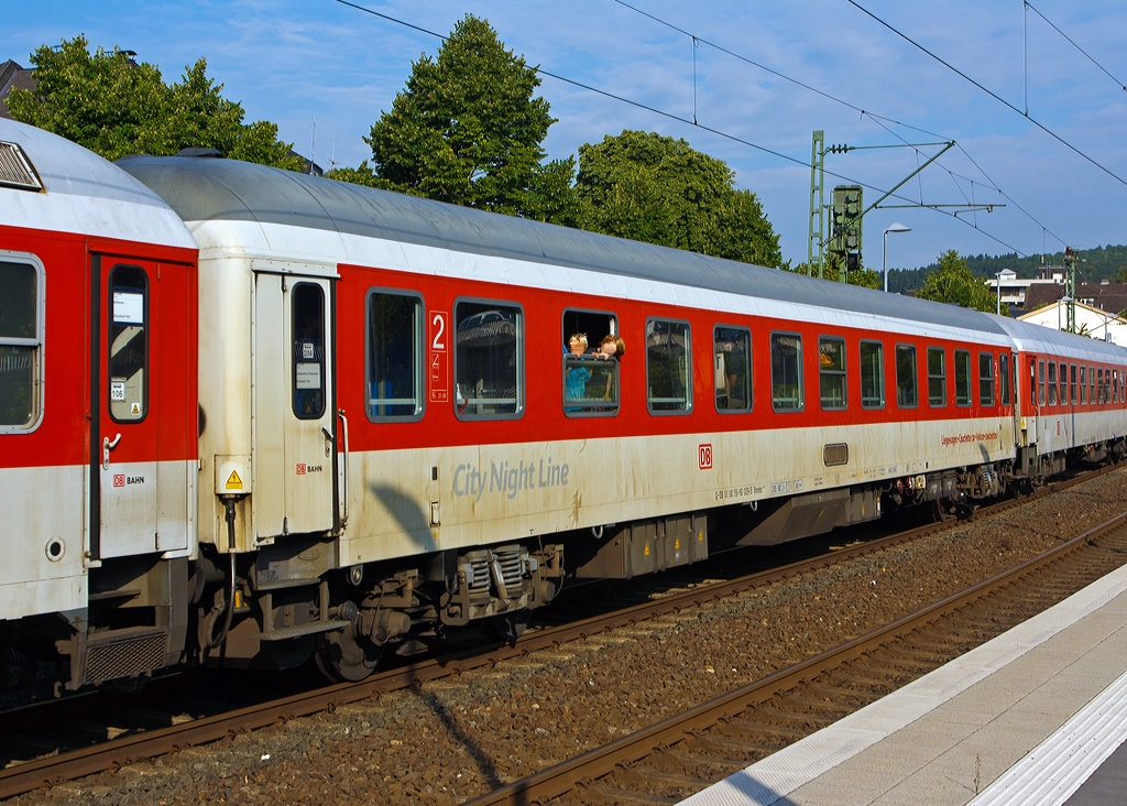Klimatisierter behindertengerechter 2. Klasse Liegewagen Bvcmbz 249 der DB (D-DB 61 80 59-90 026-5) hier am 23.08.2013 im DB Autozug AZ 1356 bei der Durchfahrt im Bahnhof Kirchen/Sieg.
L�nge �ber Puffer: 26.400 mm 
Drehgestellbauart: Minden-Deutz 523 
H�chstgeschwindigkeit: 200 km/h 
Baujahre: 2002 
Hersteller: AW Halberstadt 
Insgesamt gebaute Wagen: 54 
Umgebaut aus: Bcomh 246 