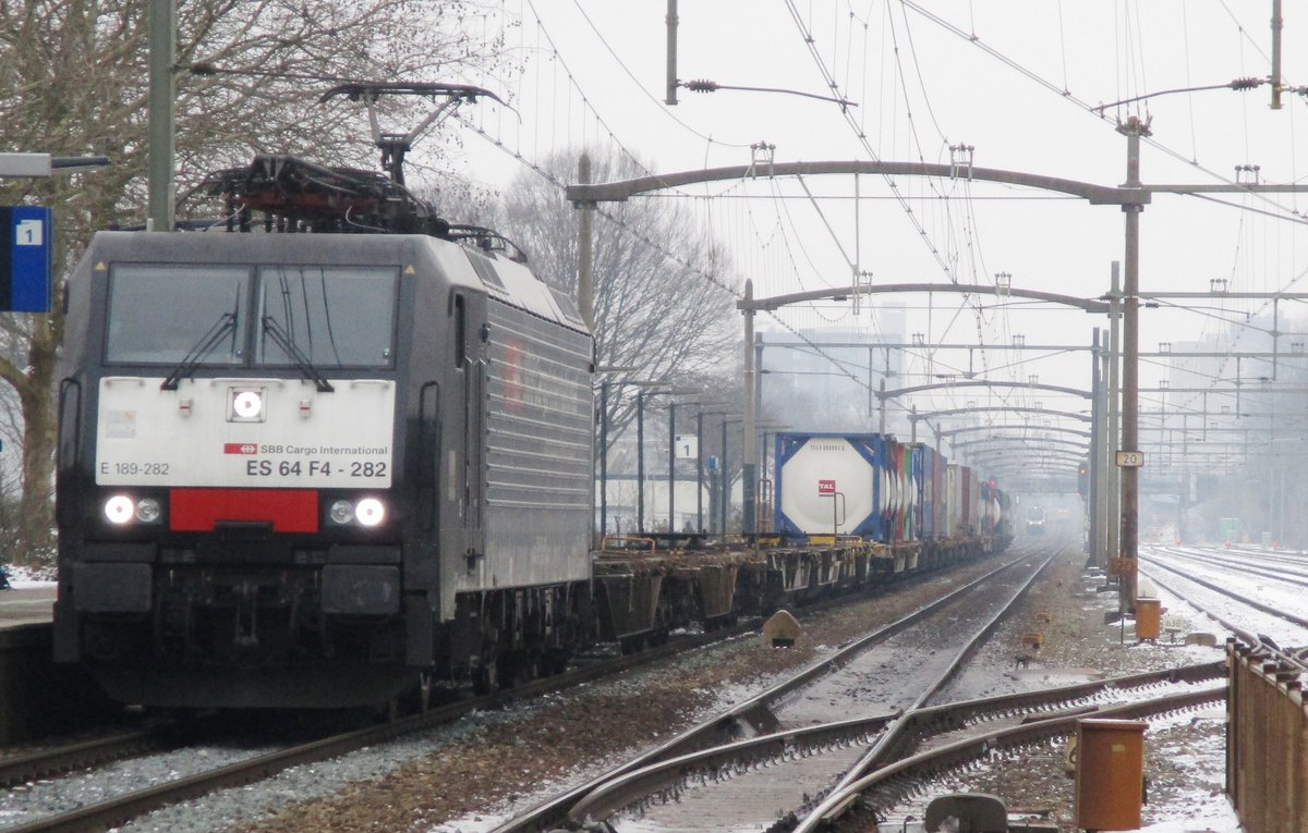KLV mit 189 282 wartet in Tilburg-Universiteit auf die Weiterfahrt  am 24 Jänner 2019. Etwa 200m vor dieser KLV stand ein IC-Zug mit ein technischer Störung.