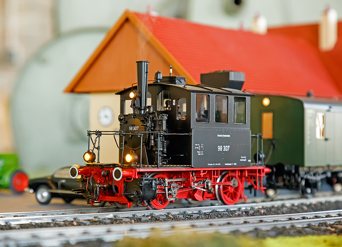 
KM1 (Spur 1) Präzisionsmodell aus Messing und Edelstahl der DB 98 308 , ex DRB 98 307,ex K.Bay.Sts.B. 4529 (Bayrische PtL 2/2 - Der Glaskasten) am 06.05.2018 auf der Spur 1 Bahn im Erlebnisbahnhof Westerwald der Westerwälder Eisenbahnfreunde 44 508 e. V. hier war Museumstag. 

Das Vorbild: Die für den Ein-Mann-Betrieb vorgesehene Dampflokomotive der Gattung PtL2/2 waren leicht, kompakt und vielseitig einsetzbar. Die häufig in Lokalbahnen eingesetzten Lokomotiven waren mit einer halbselbsttätigen Schüttfeuerung ausgestattet. Das Führerhaus umschloß bis auf die Rauchkammer den gesamten Kessel. Diese Eigenart verschaffte ihnen den Namen Glaskasten. Handumläufe sorgten dafür, daß zu beiden Seiten ein gefahrloser Übergang zum Hauptzug möglich war. 

Die PtL 2/2 wurde ursprünglich sowohl bei der K.Bay.Sts.B. als auch in Preußen bei der K.P.E.V. stationiert.