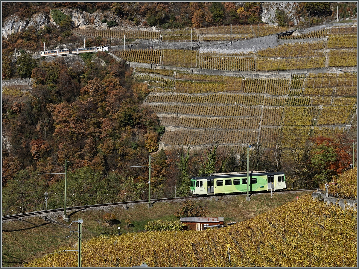 Knapp hat das kaum mögliche diesmal doch noch geklappt: Während im Vordergrund der TPC ASD BDe 4/4 402 als Regionalzug 435 von Plambuit nach Aigle fährt, zeigt sich im Hintergrund gerade noch der TPC AL BDeh 4/4 302 mit Bt 321 als Regionalzug 340 beim Verlassen der Haltestelle Fontanney, ebenfalls mit dem Ziel Aigle.

5. November 2021