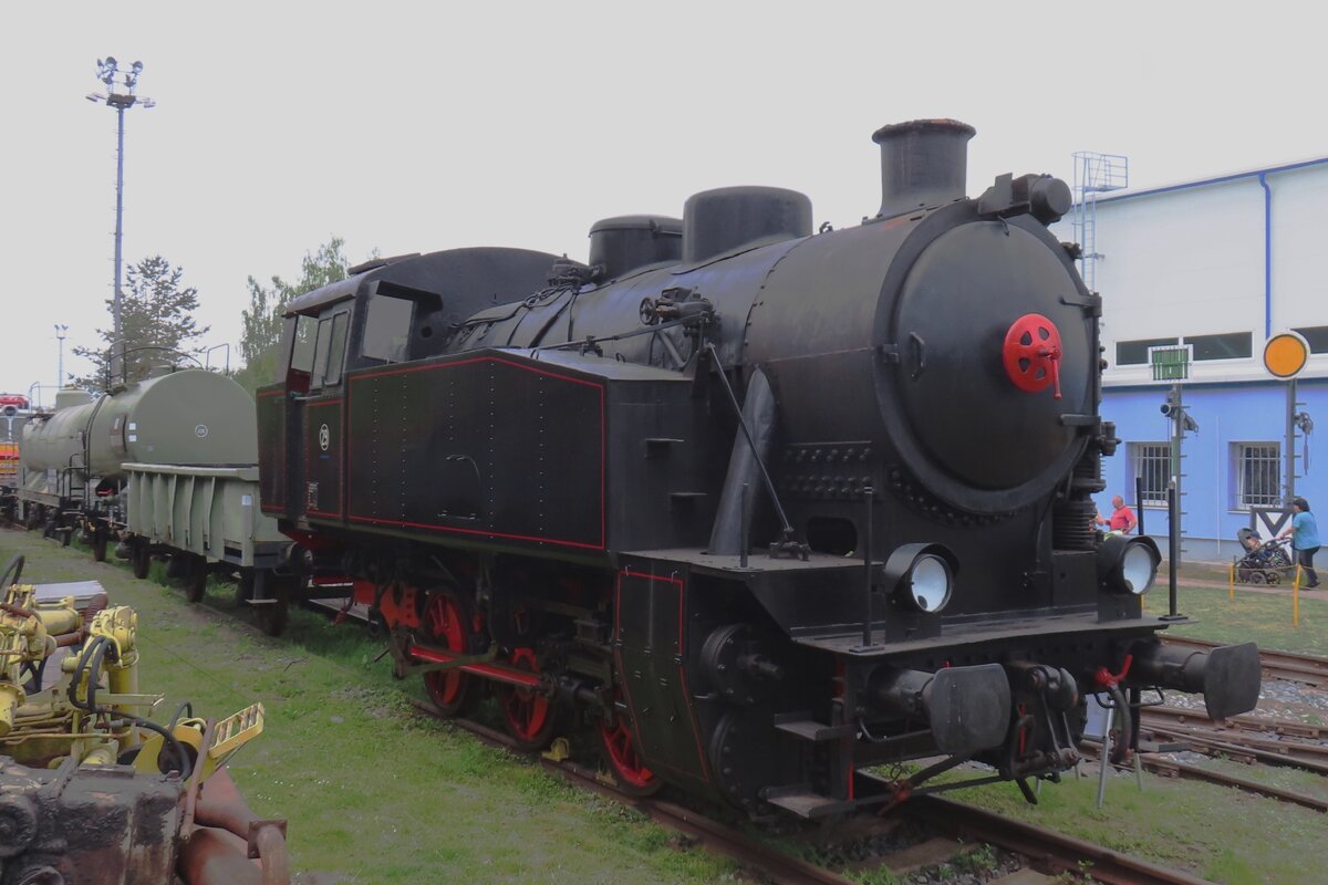 KND 29 steht am 11 Mai 2024 ins Eisenbahnmuseum von Luzna u Rakovnika. Dieser Lok wurde nach ein Entwurf der B�hmiusch-M�hrischen Protektoratsbahn ab 1940 gebaut -w�hrend der 2.Weltkrieg und auch danach, da diverse H�ttenbahnen in Tschecho_Slowakei sich interessierten f�rt dieser Machine. Dieser Exemplar wurde 1950 gebaut und ist der Obhut des EWisenbahnmuseums �bergeben. Diese Info steht auf der Plakat neben der Lok. 