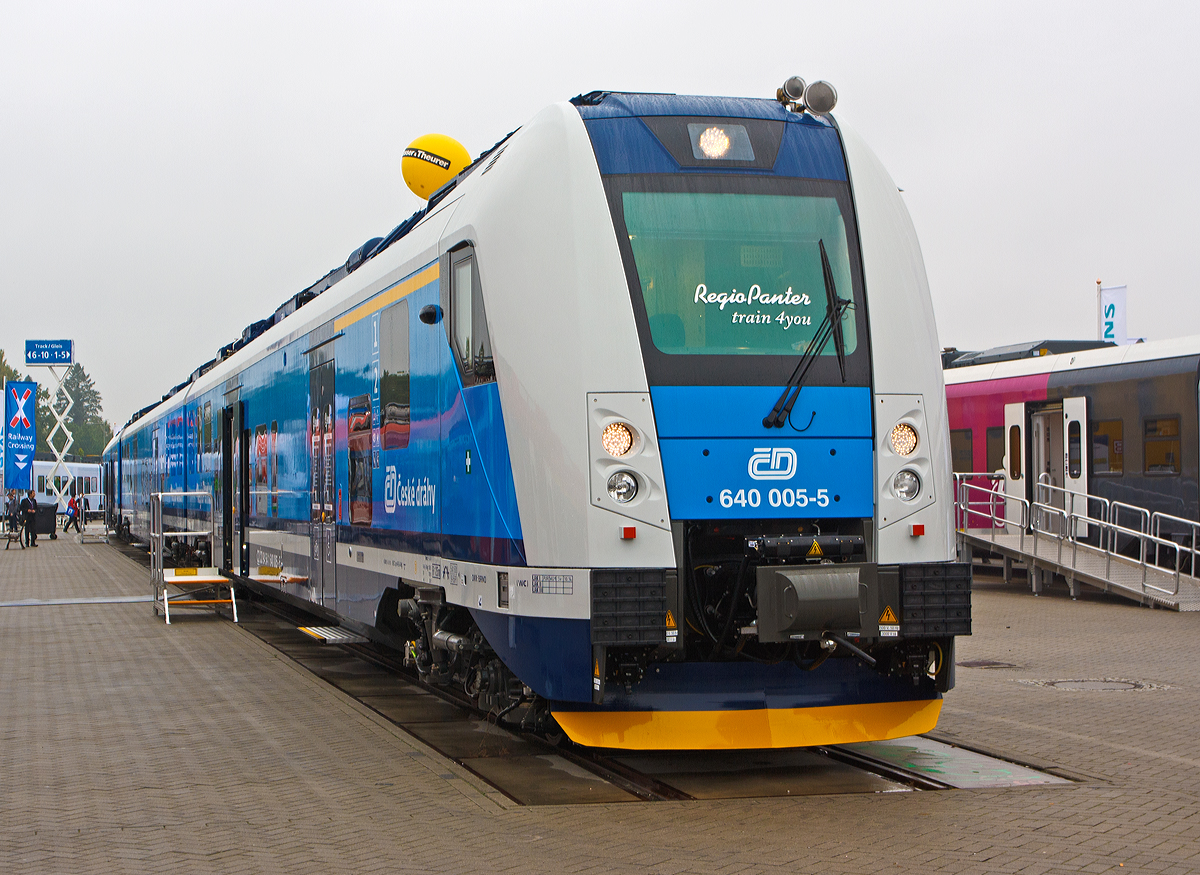 �koda Vagonka pr�sentierte auf der Inno Trans 2014 in Berlin (hier 26.09.2014) den �koda 7Ev „RegioPanter“, hier der dreiteilige elektrische Triebzug 640 005-5 / 641 005-4 f�r die ČD - Česk� dr�hy (Tschechische Bahnen).

Die einst�ckigen Elektrotriebz�ge RegioPanter stellt eine v�llig neue Generation von modernen Niederflur-Fahrzeugen dar. Sie werden mit einem Stromsystem (3 kV DC) und mit zwei Stromsystemen (3 kV DC und  25 kV / 50 Hz AC), wie die hier gezeigte BR 640, angeboten. Sie sind z.Z. von der als ČD zwei- und dreiteilige Einheiten bestellt, laut Hersteller sind bis zu sechsteilige Kompositionen m�glich. Bis zu vier Wagenz�ge sind kuppelbar.

S�mtliche Wagen sind mit einem Triebdrehgestell mit zwei Asynchronmotoren und einem �blichen Drehgestell ausgestattet. Im Vergleich zu den vorhanden Zwei-Wagen-Z�gen verbraucht der Zug RegioPanter bis um eine H�lfte  weniger Strom, und zwar auch dank des Systems der Energier�ckgewinnung, die beim Bremsen entsteht. Die einst�ckige regionale Einheit ist als ein v�llig durchg�ngiger Zug konzipiert, d.h. ohne Innenzwischenw�nde und T�ren.  Offen ist auch der �bergang zwischen den Wagen. Die meiste elektrische Ausr�stung befindet sich auf dem Dach, wodurch sich der Fahrgastraum erheblich erweiterte.
Die Drehstrom-Traktionsmotoren vom Typ �koda ML 3942 K/4 besitzen eine Leistung von je 340 kW.

Technische Daten der BR 640/641 (dreiteilig):
Spurweite: 1.435 mm
Achsformel: Bo‘2‘+Bo‘2‘+2‘Bo‘
Breite: 2.820 mm
H�he: 4.260 mm
L�nge �ber Kupplung: 79.400 mm.
Stromsystem: 3 kV DC und  25 kV / 50 Hz AC),
Achsabstand: 4.700 mm
Leergewicht: 160 t
Leistung: 2.040 kW (6 x 340 kW)
H�chstgeschwindigkeit: 160 km/h 
May. Beschleunigung: 1,1 m/s�
Kleinster befahrbarer Gleisbogen: 125 m
