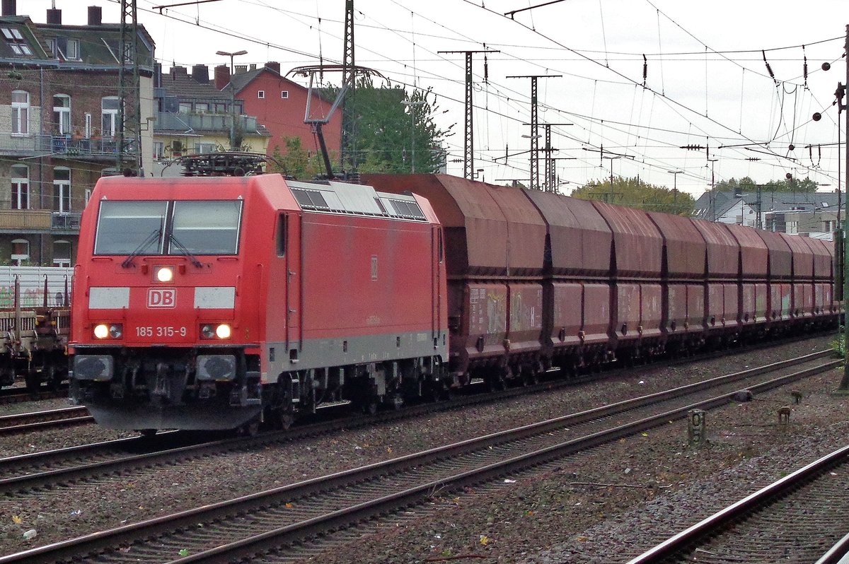 Kohlezug mit 185 315 durchfahrt K�ln West am 4 Oktober 2017.