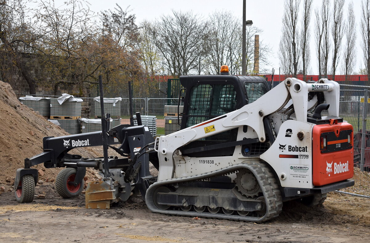 Kompaktlader Bobcat T770 mit Frontaufsatz (Grader) der Garten- u. Landschaftsbau Firma SCHMITT am 13.04.26 Berlin Wei0ensee.