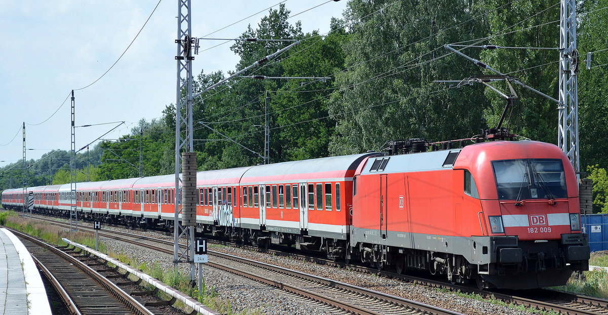 Kreuzfahrersonderzug ab Berlin zurück nach Warnemünde zum Kreuzfahrerpier geschoben von 182 009 am 07.07.17 MÜhlenbeck bei Berlin.