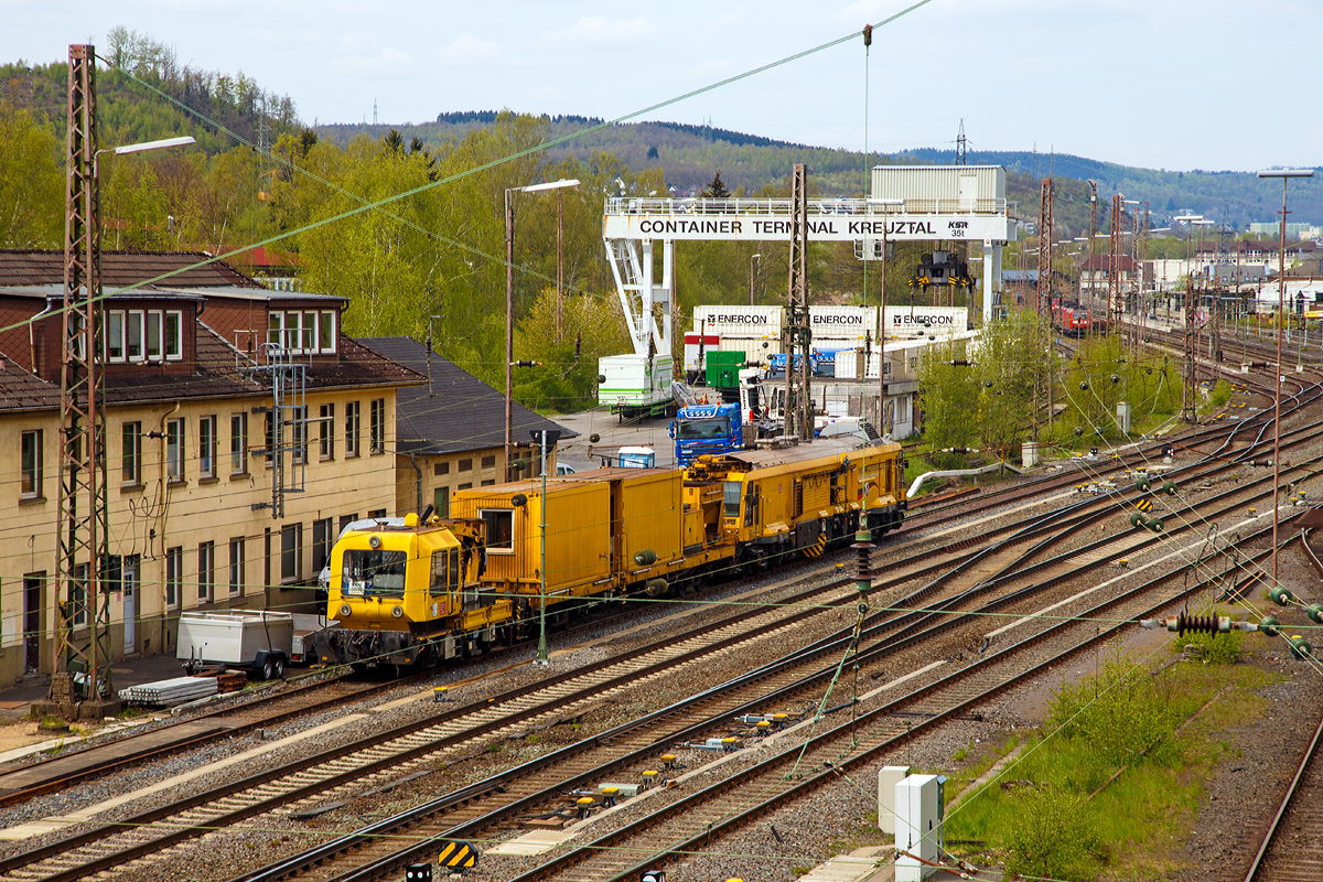 
Kreuztal den 02.05.2015, Blick von der Langenauer Br�cke:

Der LINSINGER Schienenfr�szug SF 03 FFS, Schweres Nebenfahrzeug Nr. D-DB 97 33 07 003 18-4, der DB Netz AG (SFM 601  Da Vinci ), mit dem Beiwagen 31 80 390 0 517-4 und dem GAF 100 R (Schweres Nebenfahrzeug Nr. 97 17 50 134 18-3) ist hier abgestellt. Das GAF 100 R wird als Steuerwagen verwendet.

Im Bild oben recht, neben der Abstellgruppe, befindet sich der Personenbahnhof.
