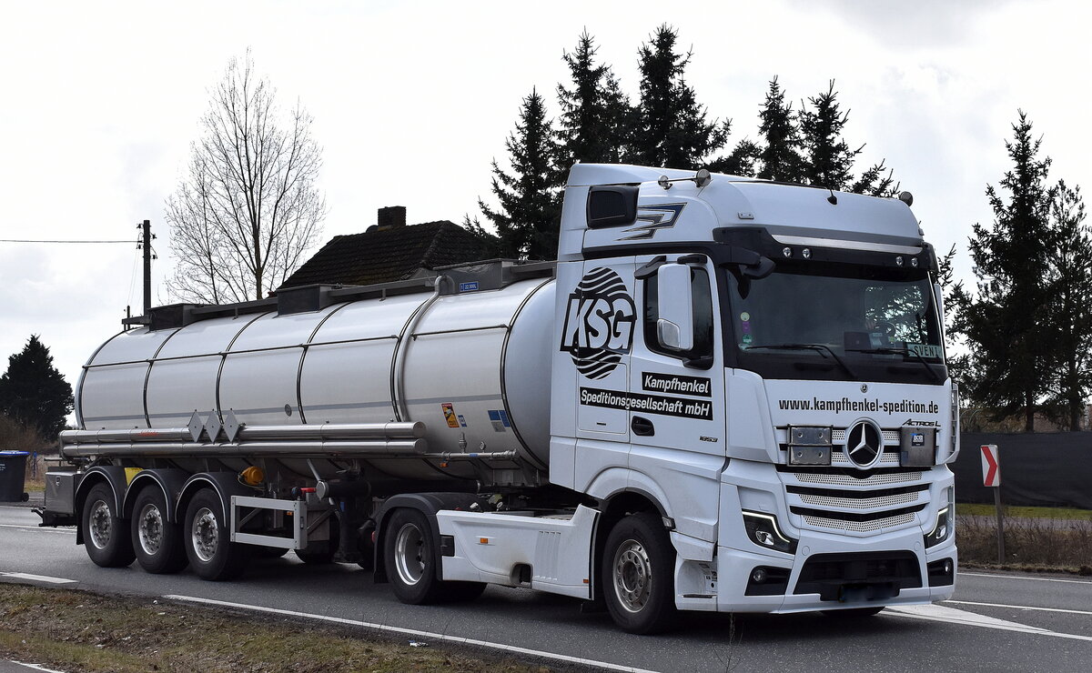 KSG Kampfhenkel Speditionsgesellschaft mbH mit einem Tank-Sattelzug mit MB ACTROS L 1853 Zugmaschine am 24.02.26 Bahnübergang Rodleben.