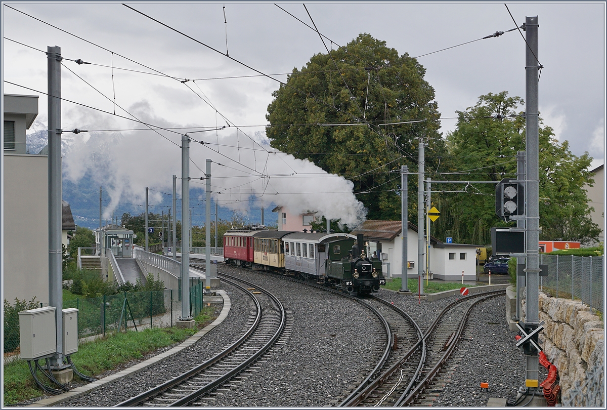 Kurz darauf erschien dann auch schon der Blonay-Chamby  Riviera Belle Epoque  Zug mit der G 3/3 N° 5 und dem schiebenden RhB ABe 4/4 35, der ohne Halt in St-Légier Gare durch fuhr. 

27. September 2020