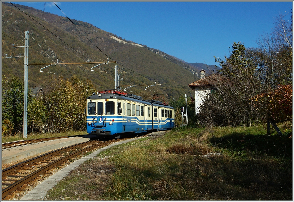 Kurz darauf Zug Nummer sieben. der SSIF ABe 6/6 N° 35  Verbano  als Regionalzug 750 von Re nach Domodossola unterwegs und, da kein Bedarf, ohne Halt in Verigo.
31.10.2014 