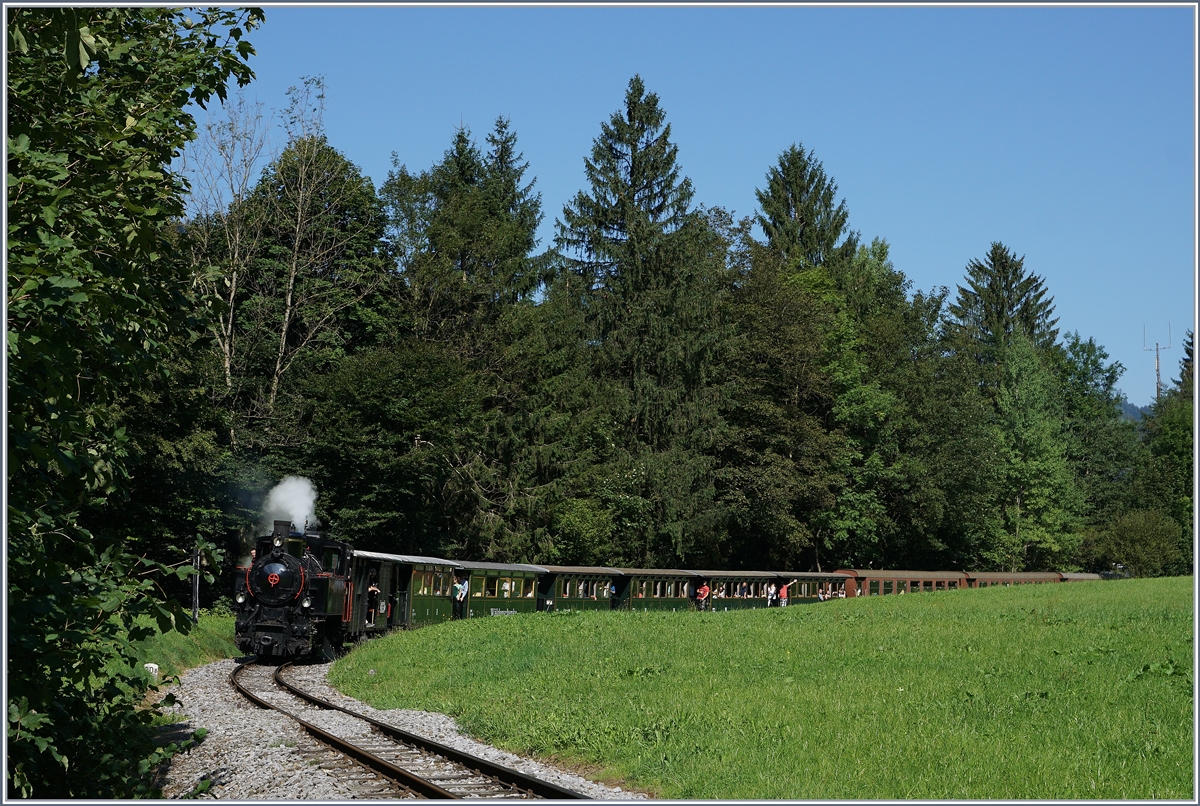 Kurz nach der Abfahrt im Bahnhof vom Schwarzenberg konnte ich den langen Wälderbähnle Dampfzug mit der Uh 102 an der Spitze auf seiner Fahrt nach Bezau festhalten.

10. Sept. 2016