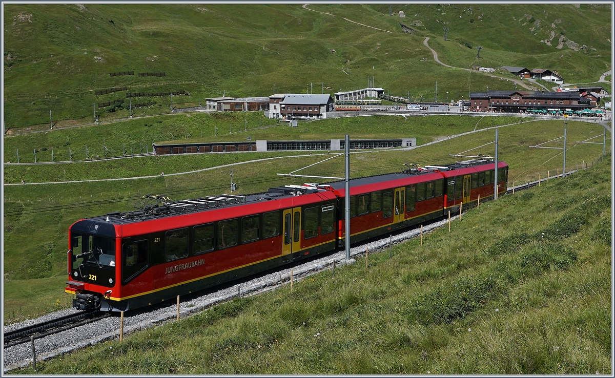 Kurz nach der Kleine Scheidegg fährt ein neuer Jungfraubahn Zug Richtung Jungfraujoch. Ein Blick in den nicht weit entfernten Bahnhof Kleine Scheidegg zeigt alte JB und WAB Triebwagen.
8. Aug. 2016