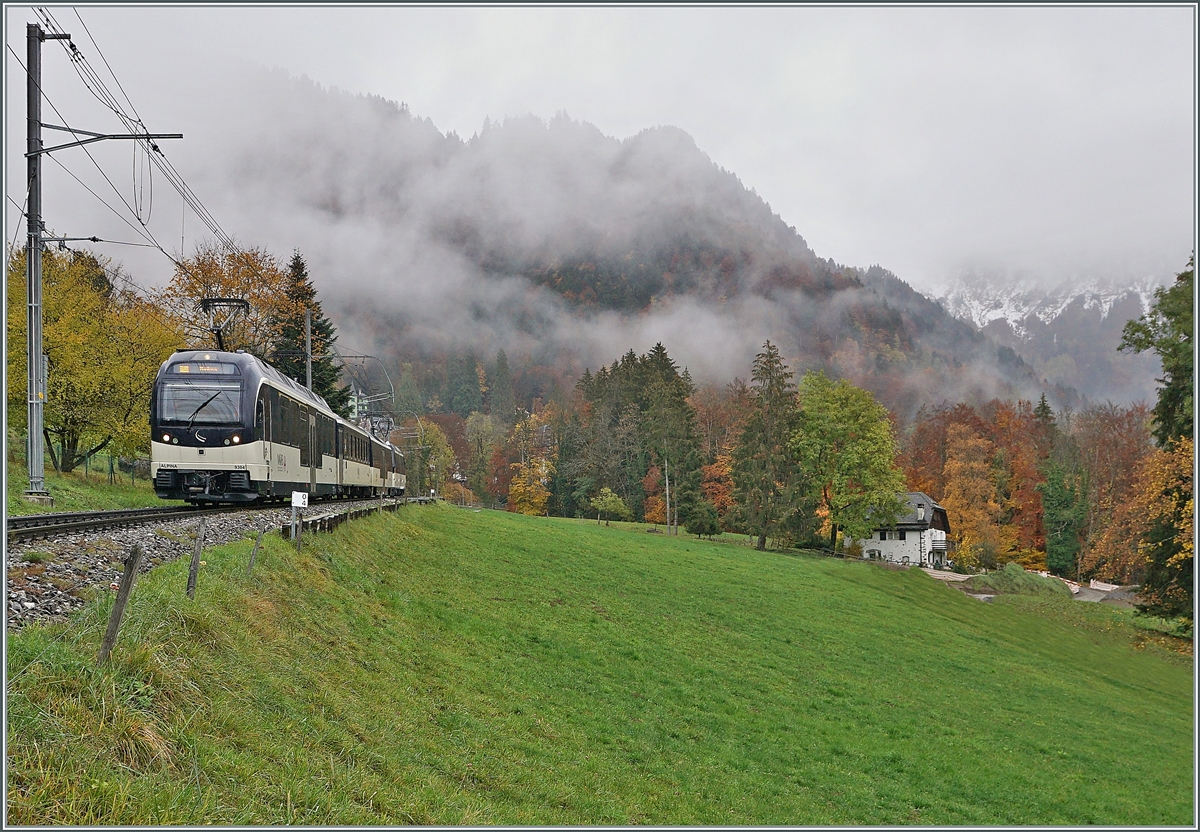Kurz nach Les Avants fährt der MOB ABe 4/4 9304 (und ein weiterer Alpina Triebwagen am Schluss des Zuges) in Richtung Montreux. 

28. Okt 2020