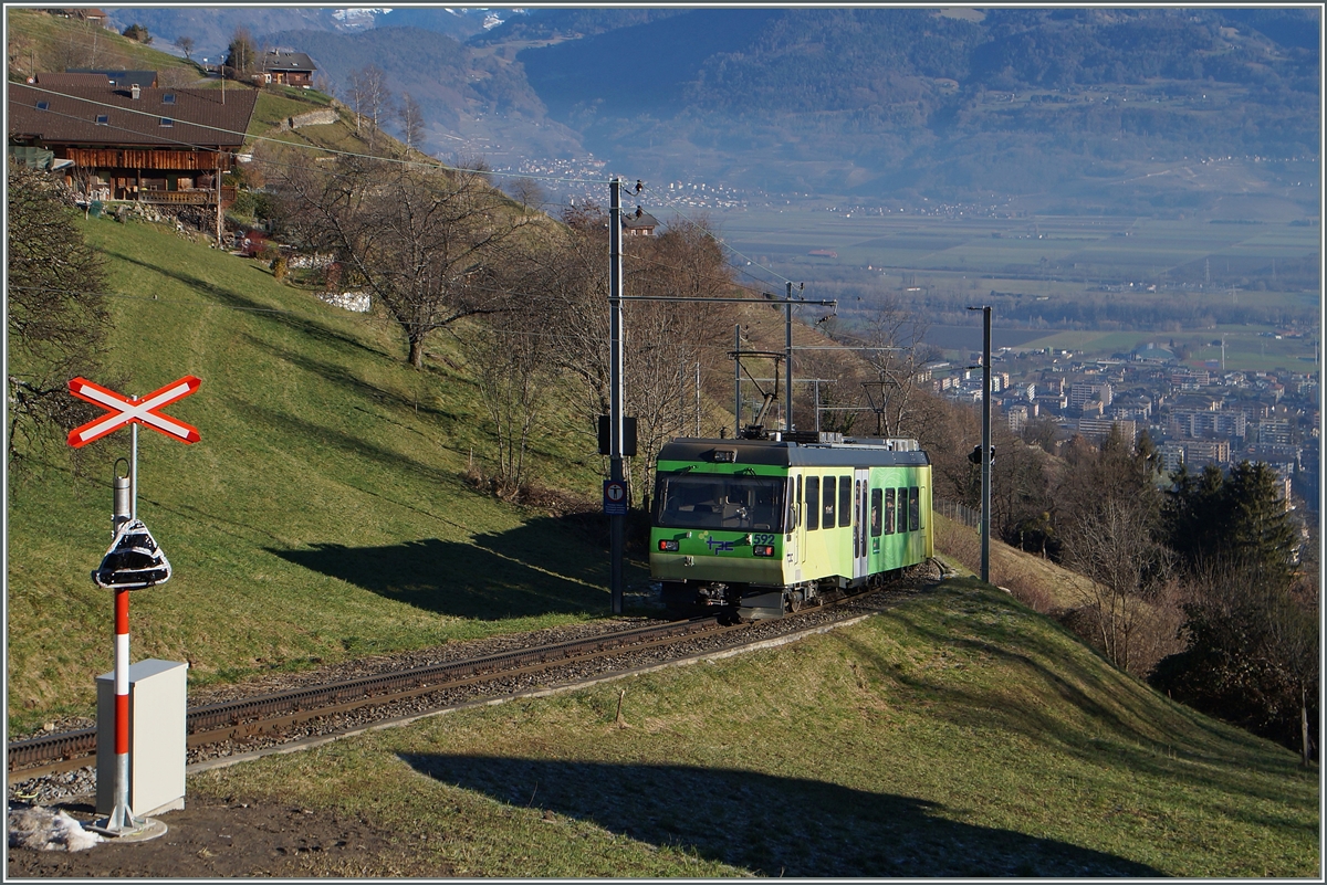 Kurz nach Pont de Chemex fährt ein AOMC Regionalzug talwärts. 
7. Jan. 2015