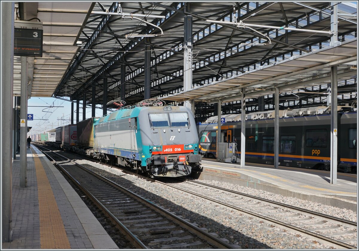 Kurz vor der Ankunft unseres Zuges fährt dann die FS Trenitalia MERCITALIA RAIL E 405 016 im besten Licht mit ihrem Güterzug auf dem Weg in Richtung Süden durch den Bahnhof von Parma.

16. März 2023