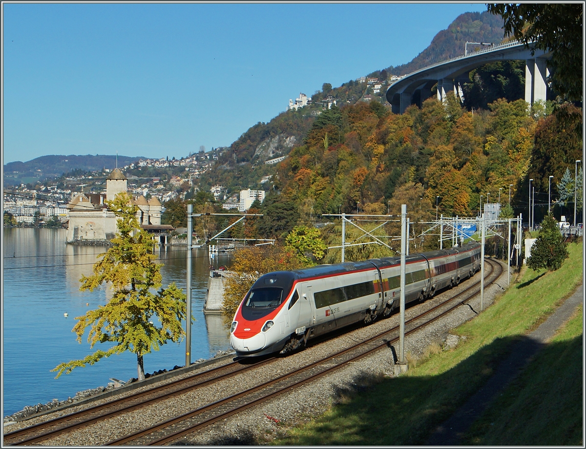 Kurz vor dem Château de Chillon fährt dieser SBB ETR 610 als EC 32 von Milano kommend Richtung Genève. 
1. Nov. 2014