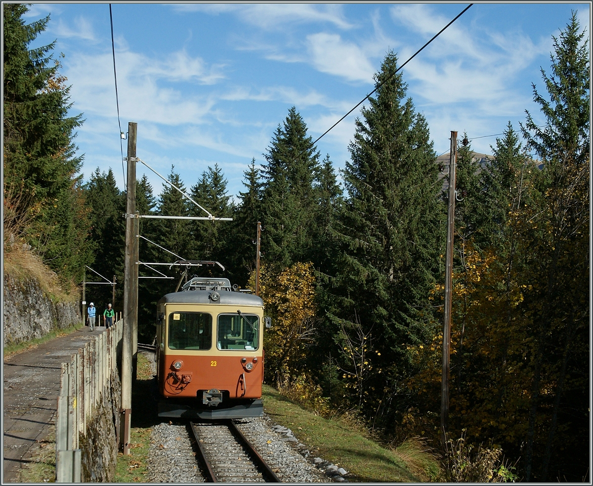 Kurz vor M�rren teilen sich Bahn und Wanderweg den beschr�nkten Platz am Hang. 
24. Okt 2013 