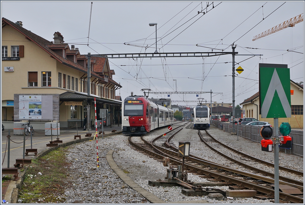 Kurz vor der Schliessung des  alten  Bahnhofs von Châtel St-Denis stehen dort zweie TPF SURF Züge wobei der Zug am Bahnsteig 1 in Kürze nach Montbovon fahren wird. 

28. Okt 2019