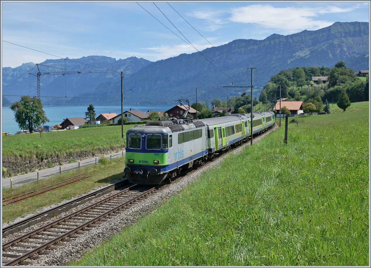 Kurz vor der Statin Faulensee ist die SBB RE 4/4 II 502 mit ihrem RE nach Zweisimmen unterwegs.

19. Aug. 2020