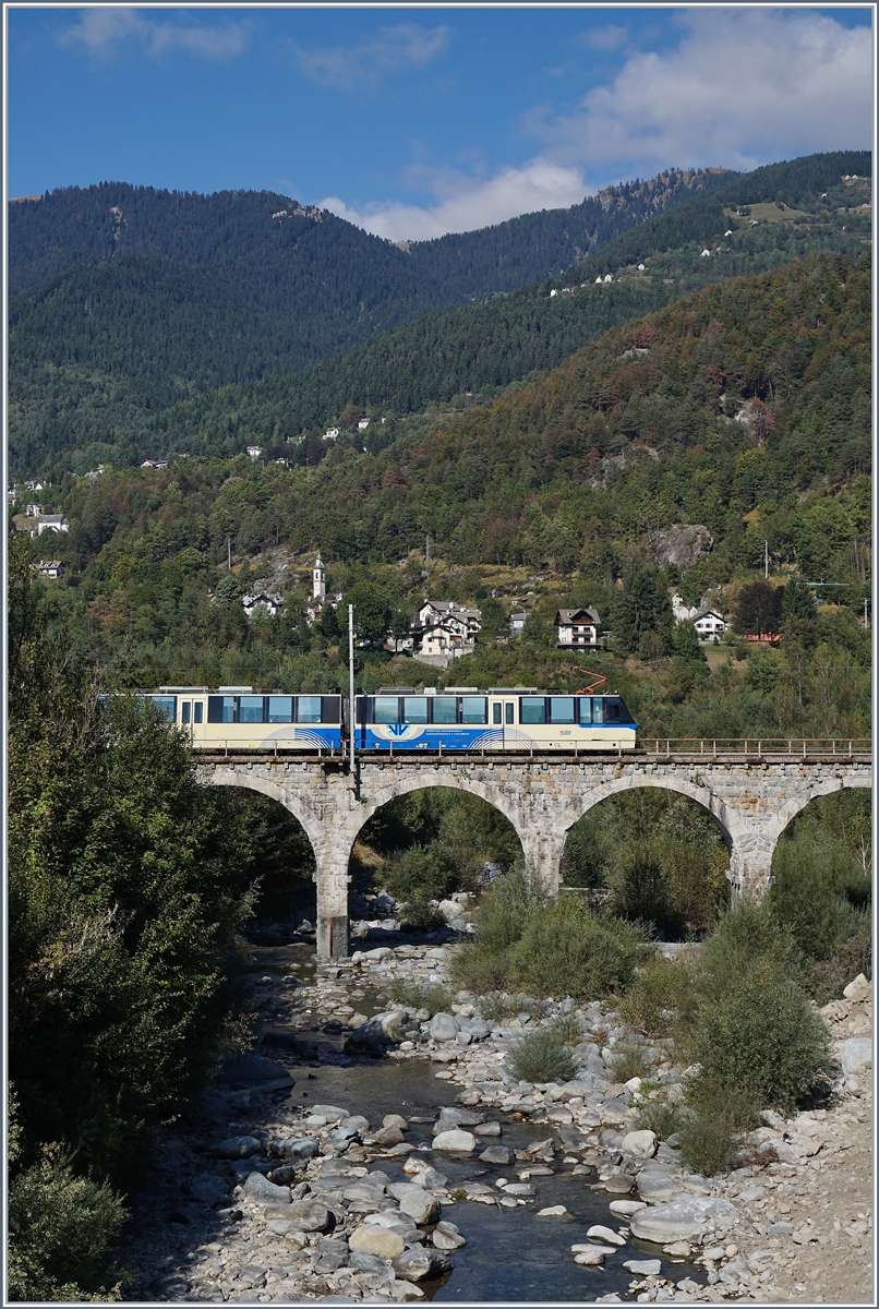 Kurz vor der Station von Malesco führt ein wunderschönes Viadukt über den Melezzo Zufluss Loana. Da Hochwassersicherungsarbeeiten au der rechten Seite der Flusses Loana die optische Freude etwas trüben, hier eine hochkant Variante der Brücke mit einem Ferrovia Vigezzina SSIF Treno Panoramico.
7. Okt. 2016