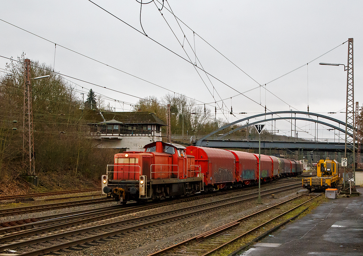 Kurz zuvor am 29.12.2021 hatte die 185 067-6 den Coilzug im Rbf Kreuztal abgestellt, nun bringt die 294 694-5 (98 80 3294 694-5 D-DB), eine remotorisierte V 90 der DB Cargo AG den ersten Teil des Coilzuges zum Walzwerk nach Eichen.

Die Lok wurde 1969 bei MaK in Kiel unter der Fabriknummer 1000496 gebaut und als DB 290 194-0 an die Deutsche Bundesbahn geliefert. Die Ausrüstung mit Funkfernsteuerung (Typ Krauss-Maffei) und Umzeichnung in DB 294 194-6 erfolgte 1999. Im Jahr 2008 erfolgte durch die DB Fahrzeuginstandhaltung GmbH, in Cottbus eine Remotorisierung durch einen neuen MTU 90° V-8-Zylinder-Dieselmotor mit Common-Rail-Einspritzsystem, Abgas-Turbolader und Ladeluftkühlung, vom Typ 8V 4000 R41. Der Motor ist auf eine Leistung von 1.000 kW (1.341 PS) bei 1.800 U/min gedrosselt. Auch wurden eine neue Lüfteranlage und ein neuer Luftpresser eingebaut, zudem bekam die Lok ein Umlaufgeländer. Durch die Remotorisierung und den Umbau erfolgte auch die Umzeichnung in die heutige DB 294 694-5.