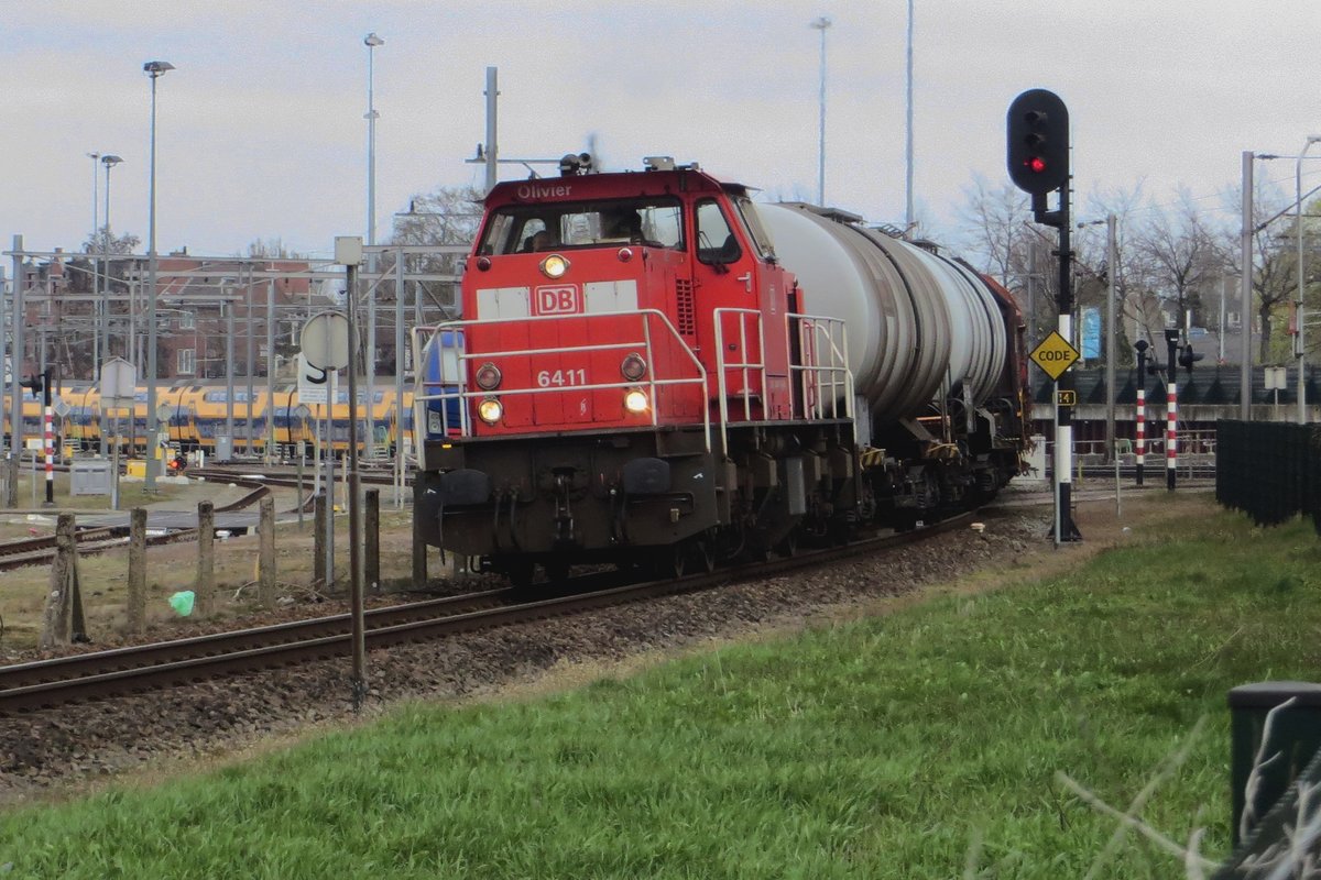 Kurzguterzug mit 6411 verl�sst am 8 April 2021 Venlo.