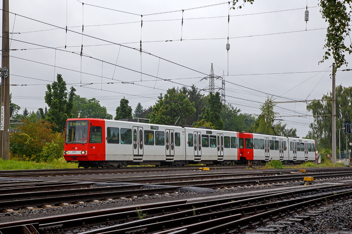 KVB 2214 und KVB 2210, zwei gekuppelte zweiteilige  Hochflur-Stadtbahnwagen  vom Typ B 80 D,  der KVB (K�lner Verkehrs-Betriebe AG) fahren am 16.08.2015 als Linie 18 von Br�hl-Vochem weiter in Richtung Bonn Hbf.

Diese sechsachsigen B-Wagen (Achsformel B'2'B') haben jeweils nur einen Fahrerstand und werden (wie hier) i.d.Regel Heck-an-Heck gefahren. Die zwischen 1987 und 1992 von DUEWAG gebauten Wagen haben Drehstromantriebe (2�235 kW = 470 kW) und eine H�chstgeschwindigkeit von 80 km/h. 