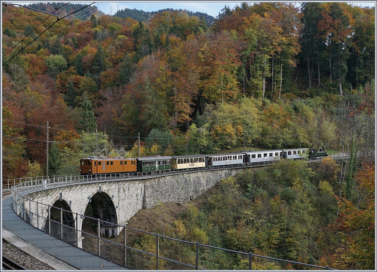 La DER 2019 (Saison Abschluss 2019) Mit einem stattlichen Zug ist die Bernina Bahn RhB Ge 4/4 81 beim Baye de Clarnes Viadukt auf dem Weg nach Vevey. Ganz am Schluss des Zuges läuft noch die LEB 3/3 N° 5 mit, sie wird ab Blonay mit zwei Wagen als Dampfzug nach Chaulin zurück fahren. 

27. Okt. 2019