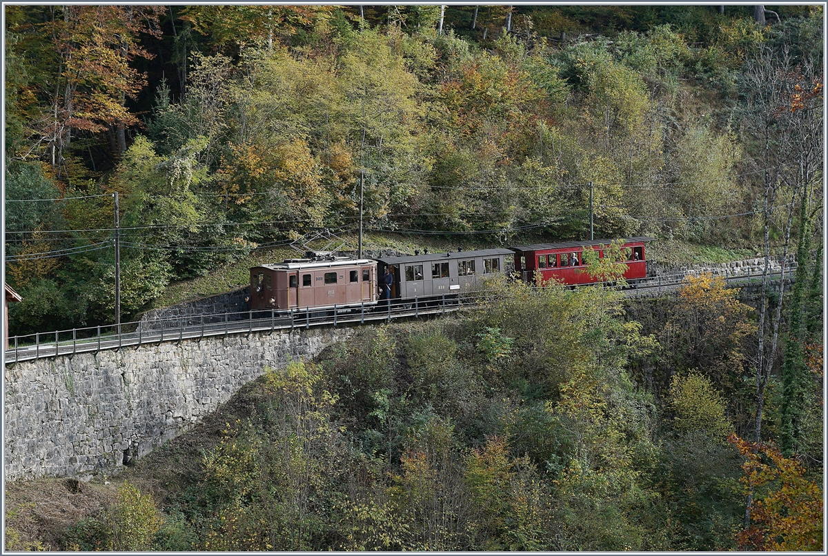 La DER 2019 (Saison Abschluss 2019) Die BOB HGe 3/3 29 der Blonay - Chamby Bahn ist mit dem BOB C3 N° 6  Kaiserwagen  und dem NStCm C4 N° 7 ist bei Vers-Chez-Robert auf dem Weg nach Blonay. 

27. Okt. 2019 