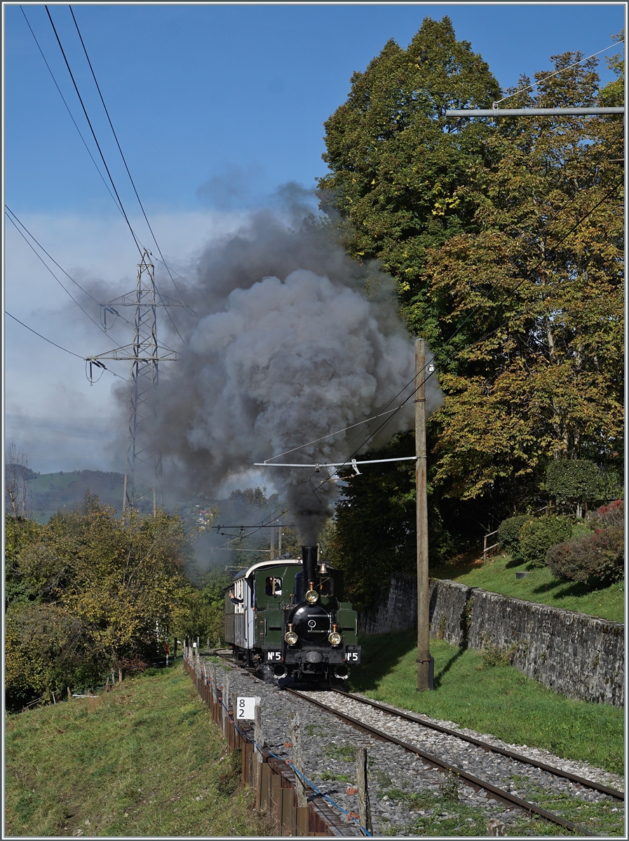  La DER de la Saison 2023  - Rechtzeitig zum Abschlussfeier der 55. Saison ist die G 3/3 5 der LEB wieder zurück bei der B-C und kommt herrlich rauchend bei Chaulin angedampft. 
Die Lok wurde 1890 gebaut und versieht heute noch zuverlässig den Dienst bei der Museumsbahn Blonay-Chamby. 

Um eine gewisse Proportion zum Alter der Lok zu bekommen, sei festgestellt, dass bei der Inbetriebnahme der Lok wohl die Titanic noch nicht einmal geplant war...

28. Okt. 2023