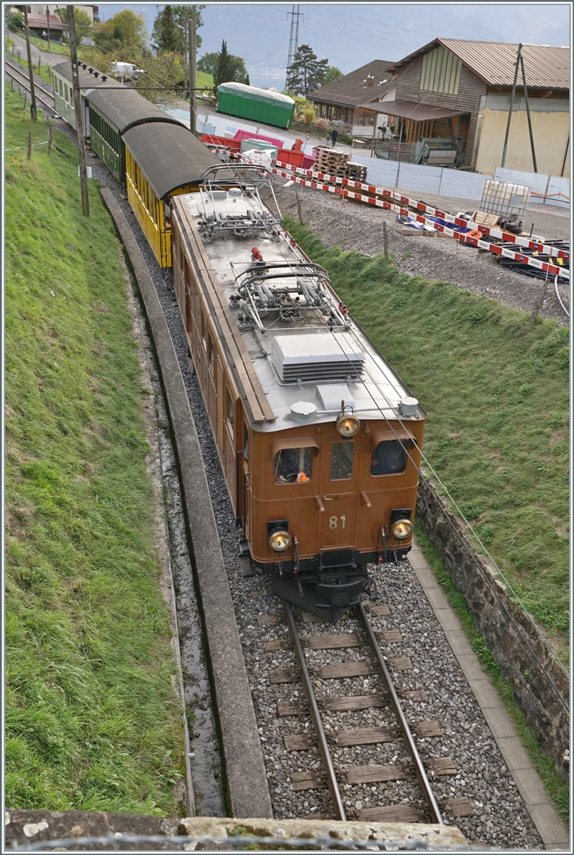  La DER de la Saison 2023  - die Bernina Bahn RhB Ge 4/4 81 der Blonay-Chamby Bahn mit dem  Velours -Express von Chaulin nach Vevey bei Cornaux unmittelbar vor der Einfahrt in den  Baye de Clarens Schlucht  Tunnel, dessen Krone am unteren Bildrand zu sehen ist. Das Bild wurde nicht entzerrt, da sonst ein beträchtlicher Teil des Zuges verloren gegangne wäre. 

29. Okt. 2023