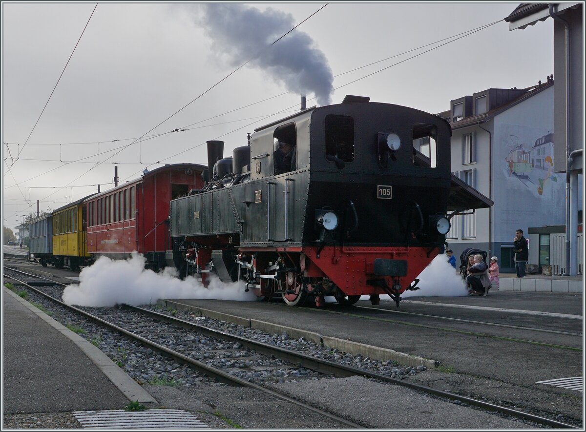 La DER de la Saison / Das Saison Ende der Blonay Chamby Bahn 2024 - Seit einigen Jahren zeigt die Blonay Chamby Bahn zum Saison Ende mit einem verdichteten Fahrplan ihre herrlichen Fahrzeuge im Einsatz. 
Die SEG G 2x 2/2 105 der Blonay-Chamby Bahn verlässt mit dem Riviera Belle Epoque den Bahnhof von Blonay. 
Links im Bild an der Wand des Hauses weisst ein Bild auf die Stecke nach Clarens hin. 

27. Okt. 2024