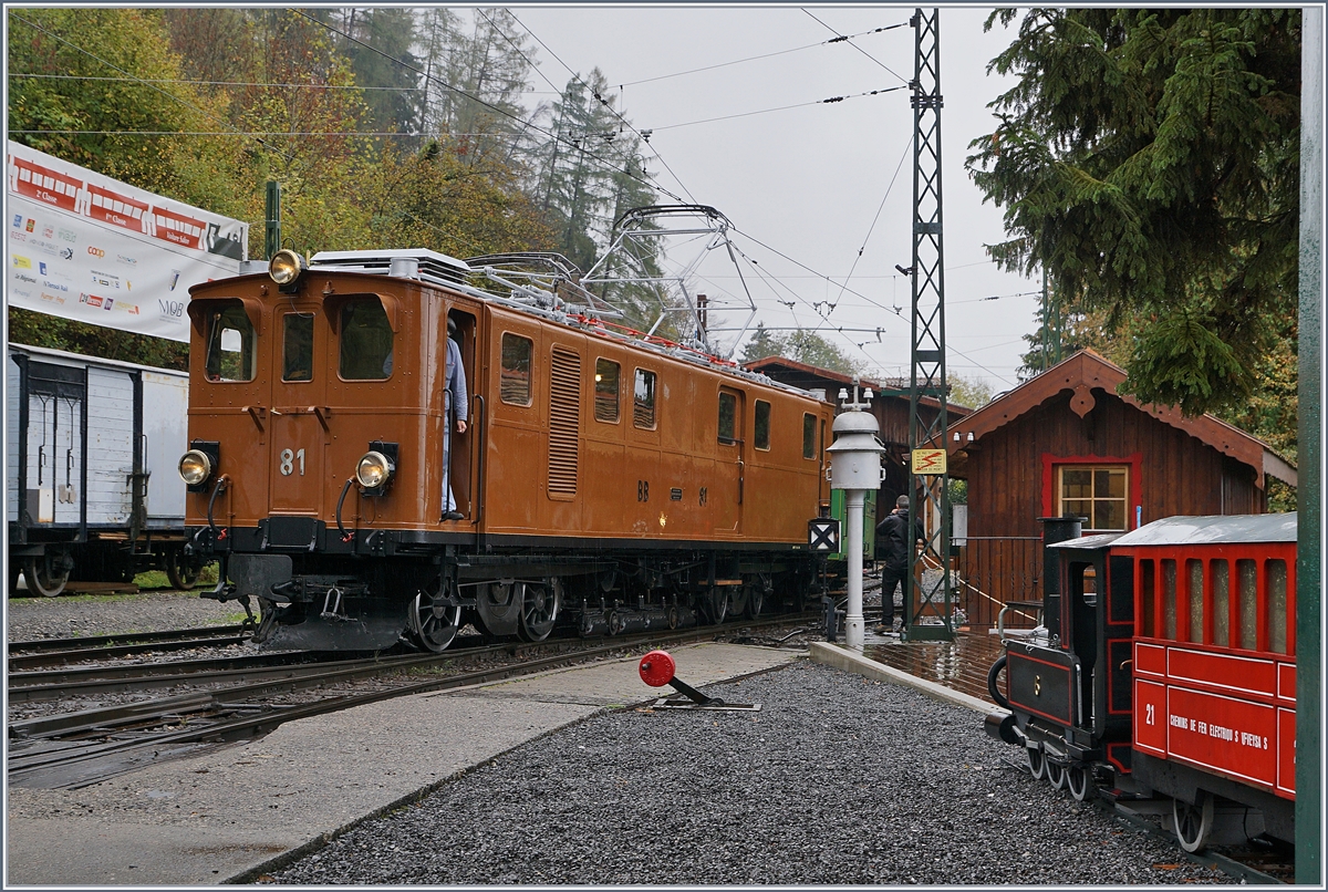 La Dernière du Blonay - Chamby - das 50. Jahre Jubiläum beschliesst die Blonay Chamby Bahn mit einer Abschlussvorstellung. Im Bild drei unterschiedliche  Züge : links der   Sponsorenzug  mit Wagen der ersten,zweiten und dritten Klasse, in der Bildmitte die Bernina Bahn Ge 4/4 81 und rechts im Bild ein  Deko-Zug  der einige Zeit auf einem Kreisel in Blonay stand und nun bei der Blonay Chamby Bahn eine Bleibe gefunden hat.
Chaulin, den 27. Okt. 2018