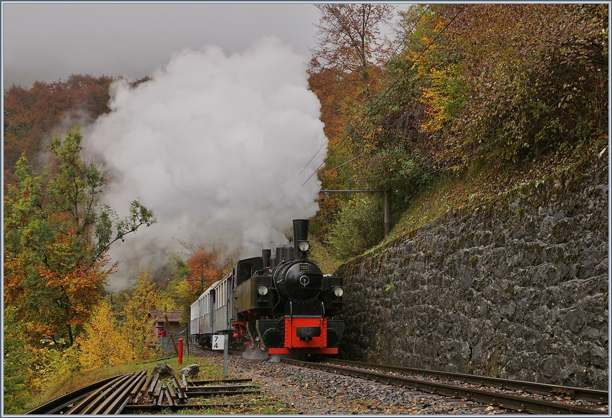 La Dernière du Blonay - Chamby - das 50. Jahre Jubiläum beschliesst die Blonay Chamby Bahn mit einer Abschlussvorstellung: Kurz nach Vers-chez-Robert zeigt sich die SEG G 2x 2/2 105 im bunten Herbstwald mit einer prächtigen Rauchfahne auf der Fahrt Richtung Chamby.
27. Oktober 2018