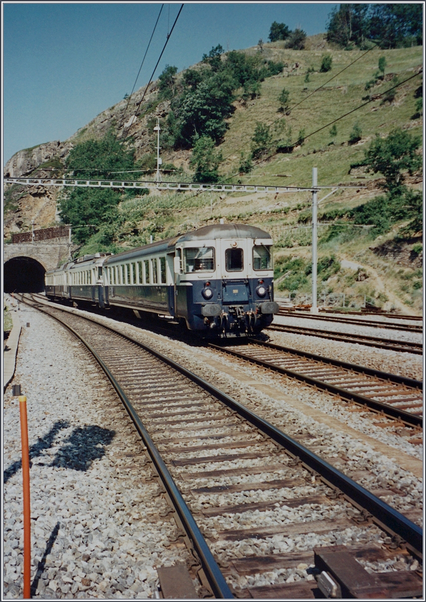 Lange Jahre prägten die BLS Triebwagen ABDe 4/8 (mit Bt) den Regionalzugverkehr auf der BLS Südrampe von Brig nach Goppenstein (und zurück), wobei vor allem Wanderer das Angebot nutzten. Im Bild ein in Ausserberg einfahrender Regionalzug von Goppenstien nach Brig. 

Analogbild vom Juni 1996
