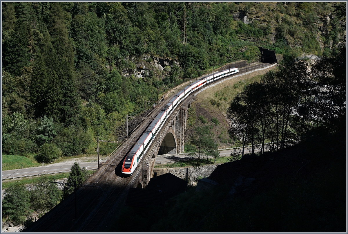 Langsam geht am Gotthard das Licht aus...
Ein ICN auf dem Weg Richtung Norden auf der Polmengobrücke.
6. Sept. 2016