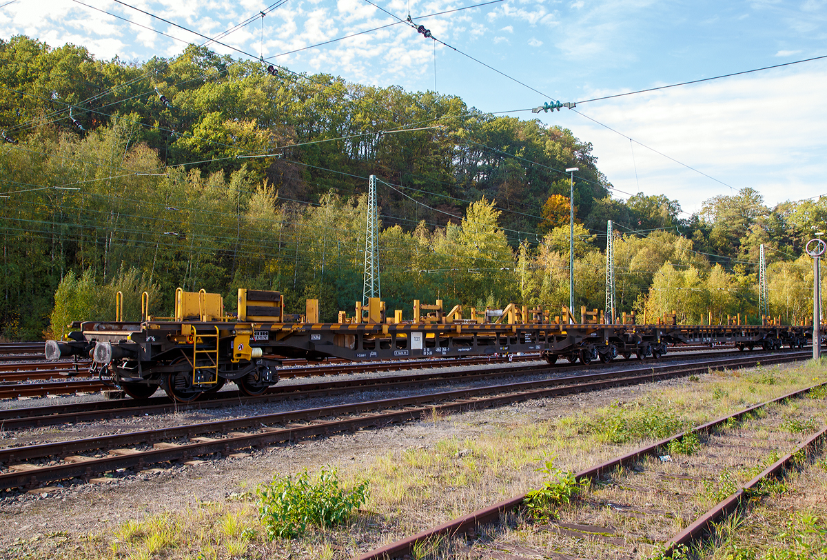 
Langschienenwagen 281 aufbauend auf einen 4-achsigen Drehgestellwagen der Gattung Skks, 33 80 4662 064-1 D-LOG als Endwagen zur Langschienentransporteinheit TE 321 der Bauart Robel der Vossloh Logistics GmbH (ex LOG Logistikgesellschaft Gleisbau mbH) abgestellt am 12.10.2019 im Rbf Betzdorf (Sieg)

TECHNISCHE DATEN:
Spurweite: 1.435 mm
Anzahl der Achsen: 4
Länge über Puffer: 24.000 mm
Drehzapfenabstand: 22.500 mm
Achsabstand im Drehgestell: 1.800 mm
Laufraddurchmesser (neu): 920 mm
Ladelänge (Plattformlänge): 22.200 mm
Eigengewicht: 37.430 kg
Tragfähigkeit: 42,5 t (Streckenklasse C)
Höchstgeschwindigkeit: 100 km/h
Kleinster befahrbarer Gleisbogen: R = 150 m
