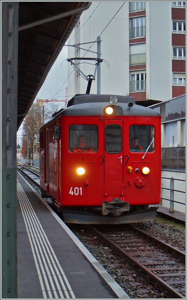 Last Mile  - das Neuste vom Neuen und doch ein alter Hut, wie die RhB Gem 4/4 und die englische Class 73 beweisen. Doch auch die CJ hat eine  Last Mile  Lok: die Gem 4/4, 401, die hier zum Fotografieren recht ungeschickt im Bahnhof von La Chaux de Fonds steht.
17. Nov. 2014